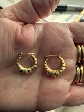 14k gold Hoop Earrings. 1.12 grams